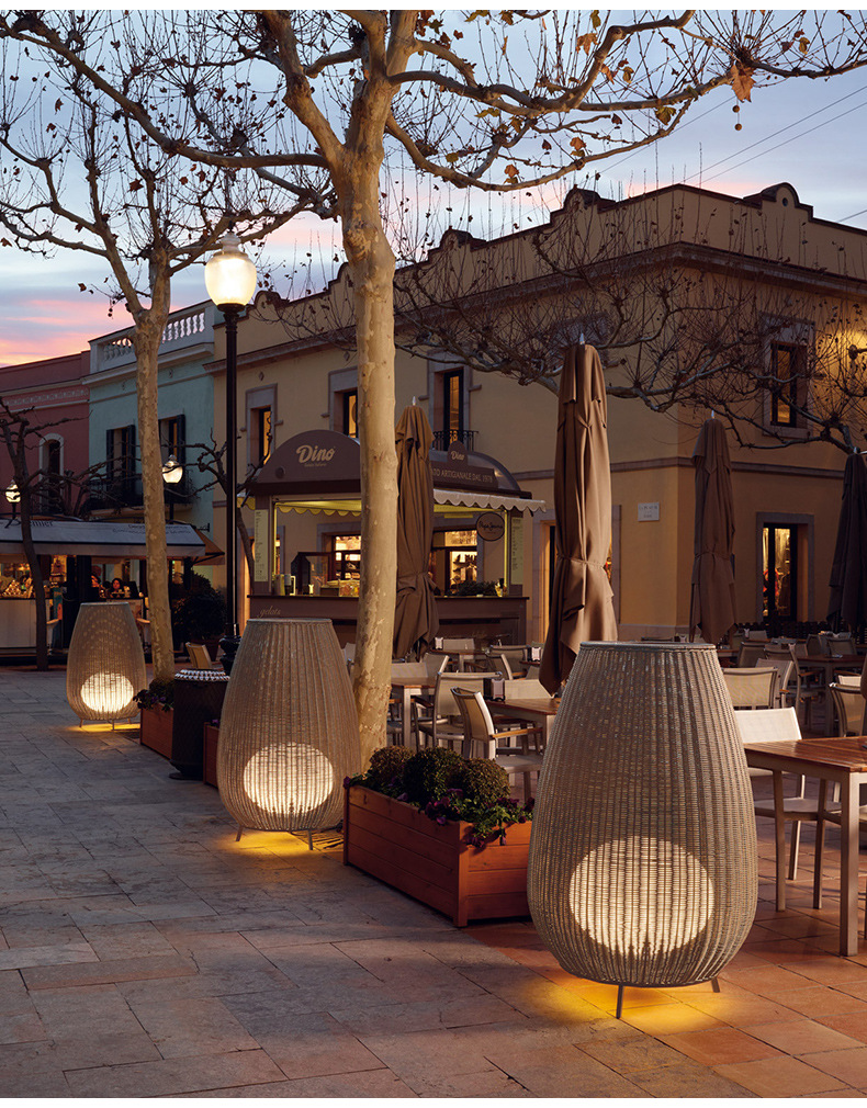 2026 Outdoor Lighting Trends: Solar vs Plug-In, Debates, and How to Choose the Right One